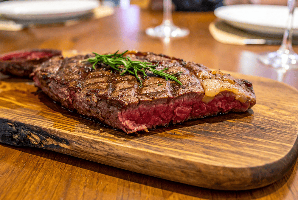 Ribeye Premium Reposando en Tabla