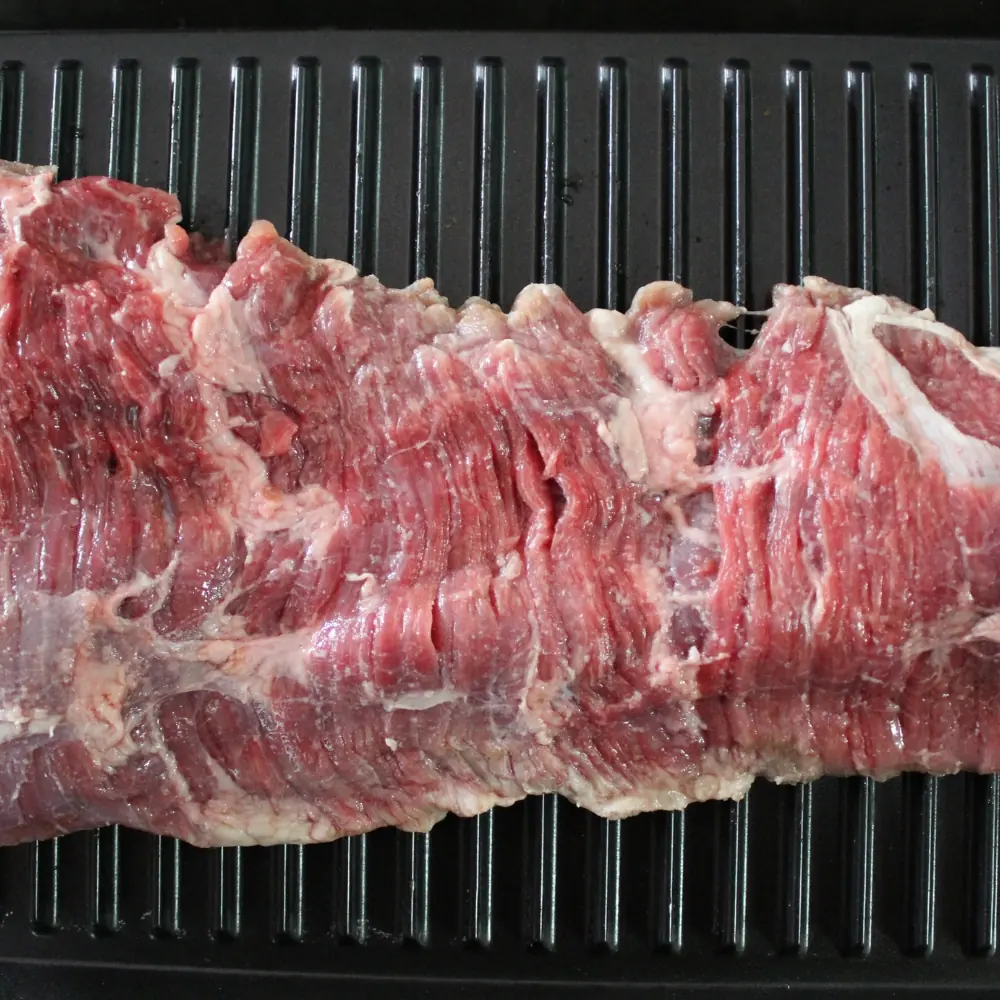 Detalle de faja completa de arrachera marinada estilo Chihuahua en boutique Regio Beef sur de la CDMX.