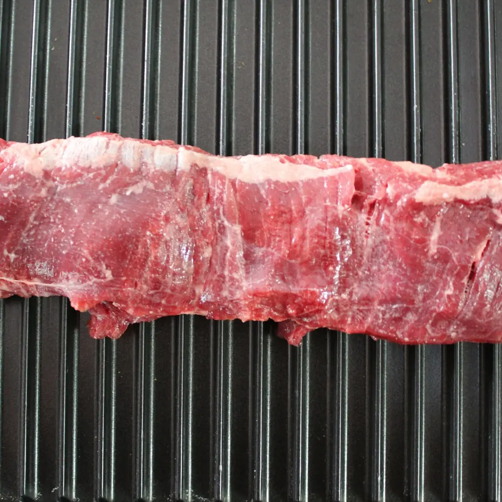 Detalle de la fibra gruesa y marmoleo de Arrachera Outside en boutique Regio Beef sur de la CDMX.