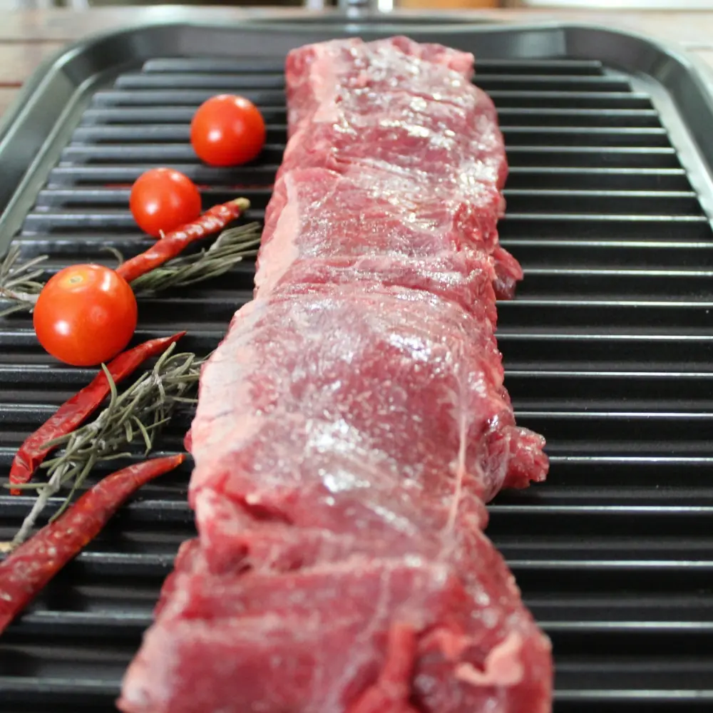 Textura y color rojo intenso de Arrachera Outside, carne de importación disponible en Tlalpan y Coyoacán.