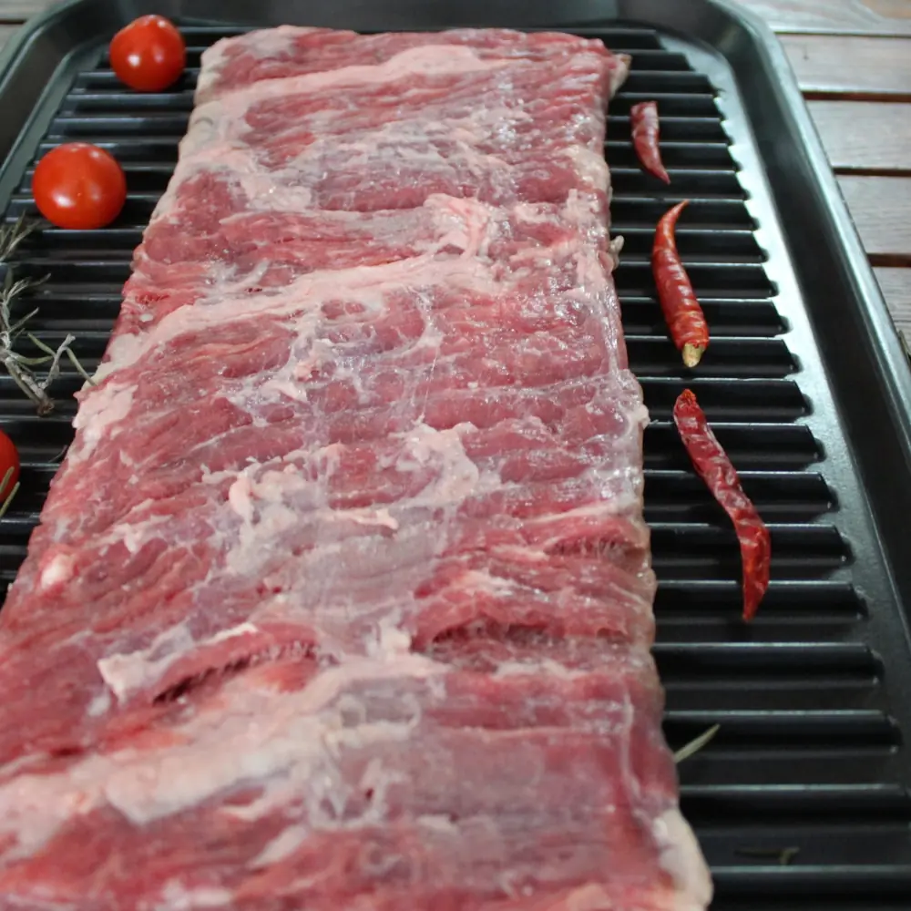 Detalle de faja completa de arrachera de importaci贸n sin pellejo y marinado ligero en boutique Regio Beef sur de la CDMX.