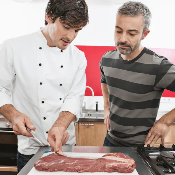 Maestro tablajero de Regio Beef brindando asesoría personalizada sobre cortes de Monterrey en Tlalpan.