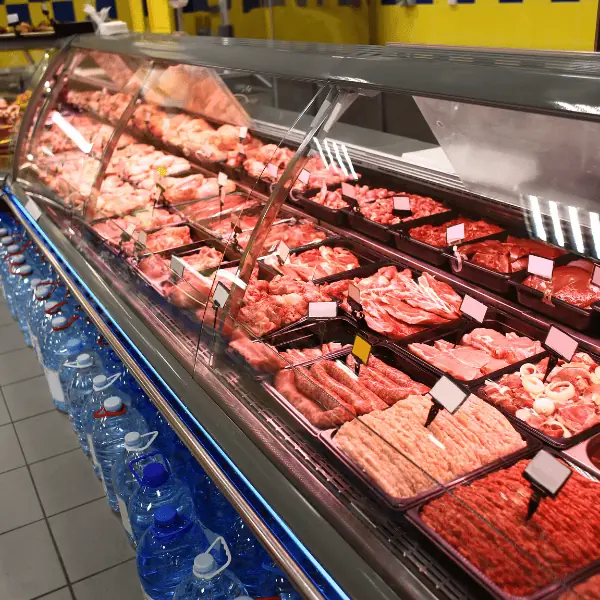 Venta de carne al menudeo: Cortes de res y cerdo frescos en mostrador de Regio Beef Tlalpan.