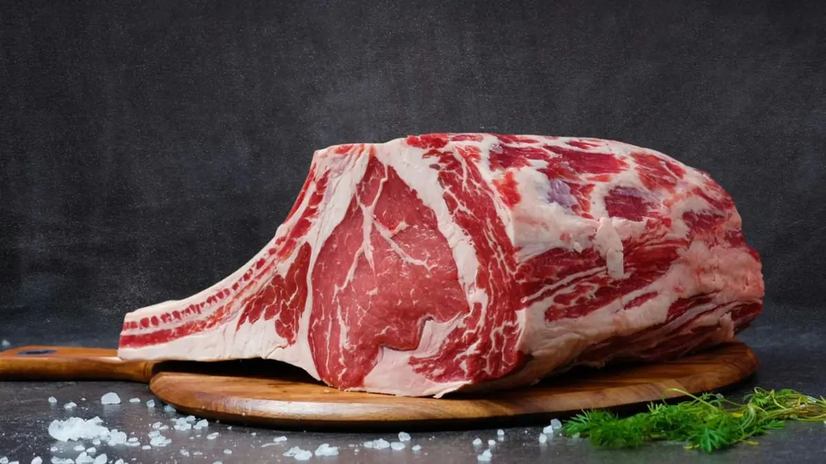 Corte de carne Tomahawk premium en vitrina de boutique Regio Beef