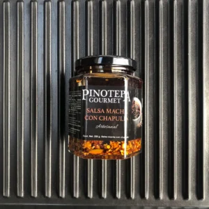 Frasco de salsa macha con chapulines artesanal de chiles secos y semillas Pinoteca Gourmet, selección premium en boutique Regio Beef Tlalpan, sur de la CDMX.