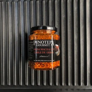 Frasco de salsa macha de árbol artesanal Pinoteca Gourmet, selección premium en boutique Regio Beef Tlalpan, sur de la CDMX.