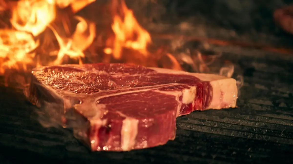 Corte T-Bone de res cocinado a la parrilla término medio Regio Beef
