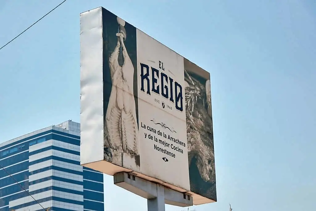 Letrero histórico en caja de luz del Restaurante El Regio Monterrey