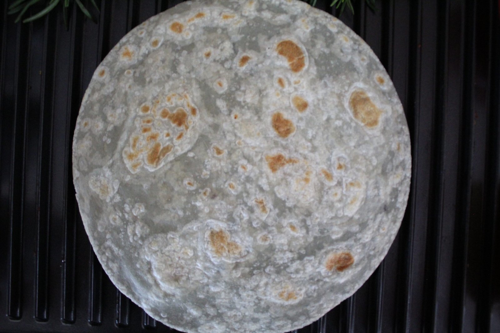 Detalle de la textura delgada y burbujas doradas de una tortilla de harina artesanal en boutique Regio Beef sur de la CDMX.